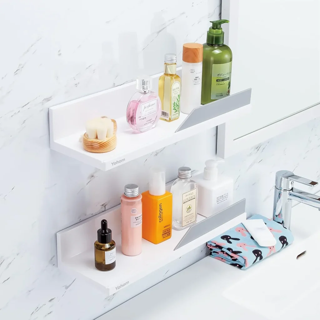 Estanterías adhesivas blancas con productos de baño organizados