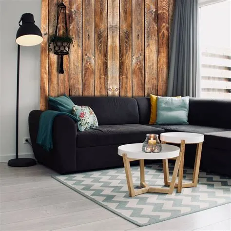 Salón moderno decorado con pared de madera y sofá gris oscuro